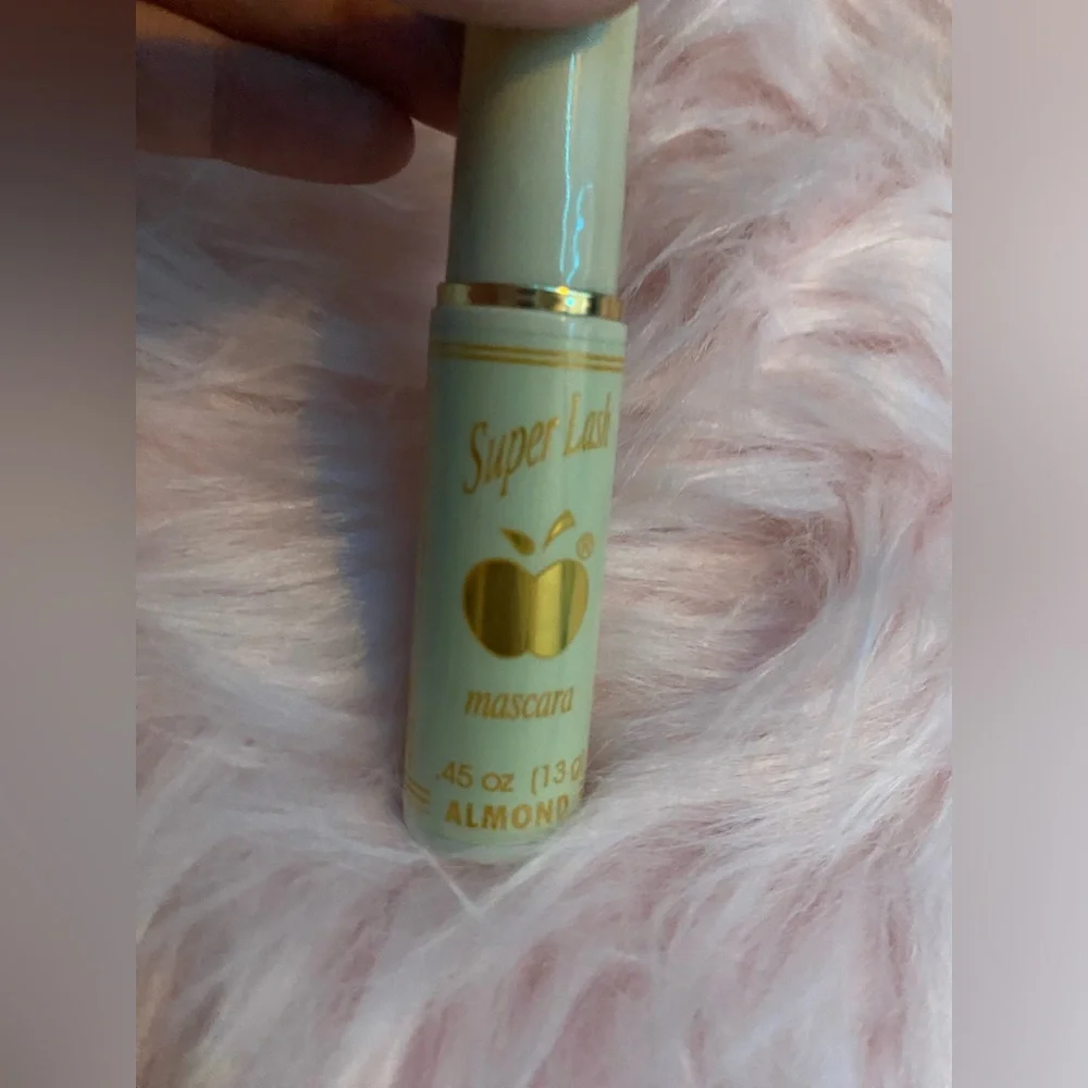 Apple Mascara - Picture 2 of 3